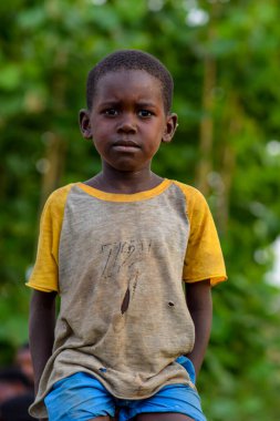 Abuja, Nijerya - 1 Mayıs 2023: Afrikalı bir çocuğun portresi. Afrikalı çocuklarla rastgele samimi anlar. Mutlu Afrikalı Çocuk. Afrika 'da Çocuk Günü.