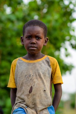 Abuja, Nijerya - 1 Mayıs 2023: Afrikalı bir çocuğun portresi. Afrikalı çocuklarla rastgele samimi anlar. Mutlu Afrikalı Çocuk. Afrika 'da Çocuklar Günü.