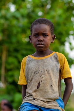 Abuja, Nijerya - 1 Mayıs 2023: Afrikalı bir çocuğun portresi. Afrikalı çocuklarla rastgele samimi anlar. Mutlu Afrikalı Çocuk. Afrika 'da Çocuklar Günü.