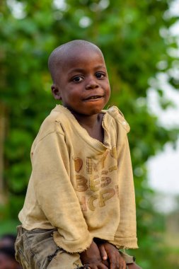 Abuja, Nijerya - 1 Mayıs 2023: Afrikalı bir çocuğun portresi. Afrikalı çocuklarla rastgele samimi anlar. Mutlu Afrikalı Çocuk. Afrika 'da Çocuklar Günü.