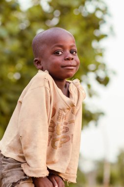 Abuja, Nijerya - 1 Mayıs 2023: Afrikalı bir çocuğun portresi. Afrikalı çocuklarla rastgele samimi anlar. Mutlu Afrikalı Çocuk. Afrika 'da Çocuklar Günü.