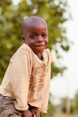 Abuja, Nijerya - 1 Mayıs 2023: Afrikalı bir çocuğun portresi. Afrikalı çocuklarla rastgele samimi anlar. Mutlu Afrikalı Çocuk. Afrika 'da Çocuklar Günü.