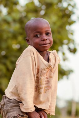 Abuja, Nijerya - 1 Mayıs 2023: Afrikalı bir çocuğun portresi. Afrikalı çocuklarla rastgele samimi anlar. Mutlu Afrikalı Çocuk. Afrika 'da Çocuklar Günü.