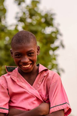 Abuja, Nijerya - 12 Haziran 2023: Afrikalı Bir Çocuğun Portresi. Afrikalı çocuklarla rastgele samimi anlar. Mutlu Afrikalı Çocuk. Afrika 'da Çocuk Günü.