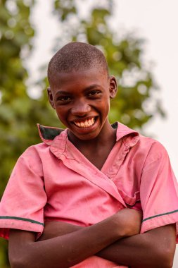 Abuja, Nijerya - 12 Haziran 2023: Afrikalı Bir Çocuğun Portresi. Afrikalı çocuklarla rastgele samimi anlar. Mutlu Afrikalı Çocuk. Afrika 'da Çocuk Günü.