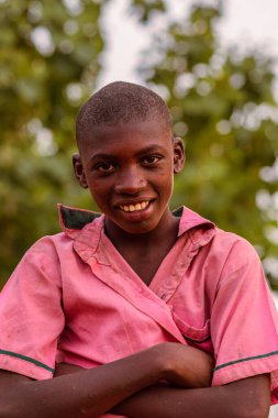 Abuja, Nijerya - 12 Haziran 2023: Afrikalı Bir Çocuğun Portresi. Afrikalı çocuklarla rastgele samimi anlar. Mutlu Afrikalı Çocuk. Afrika 'da Çocuk Günü.