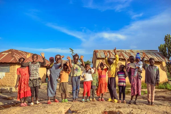 Abuja, Nijerya - 6 Mart 2023: Afrikalı çocuklar iyi vakit geçiriyor. Güneşli bir Mavi Gökyüzü Ortamı Altında Yerel Afrikalı çocuklarla saçma anlar.