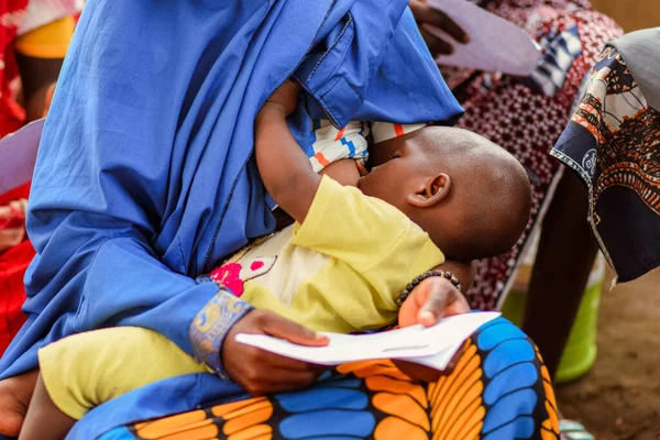 Abuja Nigeria March 2023 African Mother Breastfeeding Her Child While — Stock Photo, Image