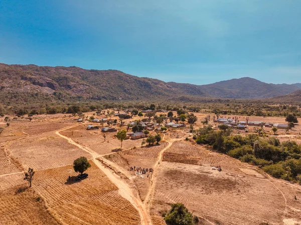 Zřízení Drone Shot African Rural Settlement Obklopen Horami Fázi Rozvoje — Stock fotografie