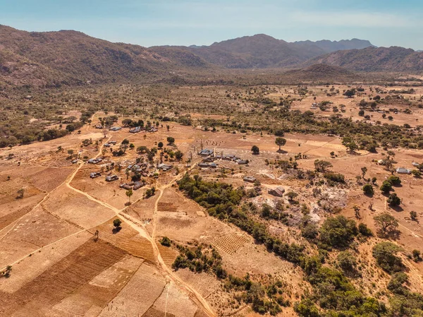 Dağlarla Çevrili Bir Afrika Kırsal Yerleşim Bölgesinin Insansız Hava Aracı — Stok fotoğraf