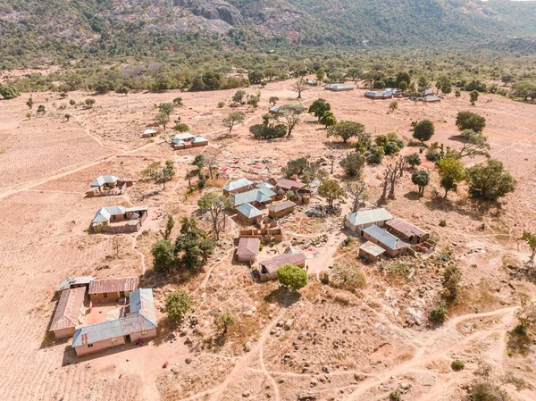 Istituzione Drone Girato Insediamento Rurale Africano Circondato Montagne Sviluppo Nelle — Foto Stock