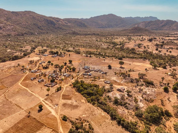 Establecimiento Drone Shot African Rural Settlement Rodeado Montañas Desarrollo Las — Foto de Stock