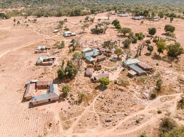 アフリカの農村集落をドローンで撮影山に囲まれた集落 アフリカ農村開発の下で — ストック写真