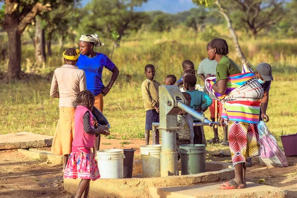 Talata Plateau State Dubna 2023 Domorodí Afričané Přinášejí Vodu Nově — Stock fotografie