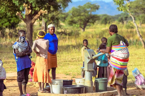 塔拉塔 高原州 2023年4月2日 非洲原住民从一个新建的印第安手泵取水 为家庭用水的社区人士 — 图库照片