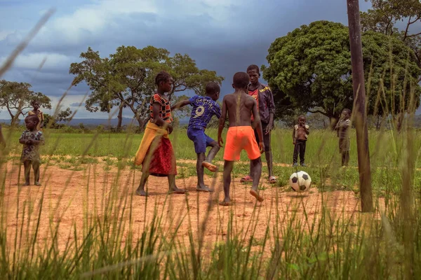 Lagos Nigeria Maaliskuu 2023 Afrikkalainen Lapset Pelaavat Jalkapalloa Sandy Field — kuvapankkivalokuva