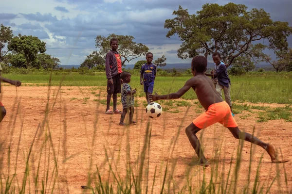 Fotos de Pessoas jogando futebol, Imagens de Pessoas jogando futebol sem  royalties