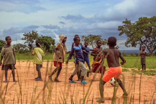 Lagos Nigérie Března 2023 Africké Děti Hrají Fotbal Písečném Hřišti — Stock fotografie