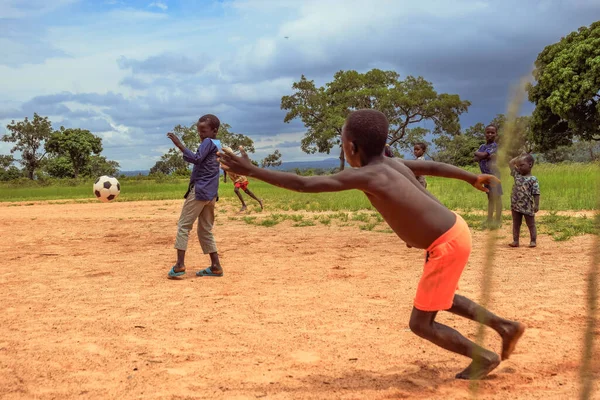 Lagos Nigeria Maaliskuu 2023 Afrikkalainen Lapset Pelaavat Jalkapalloa Sandy Field — kuvapankkivalokuva