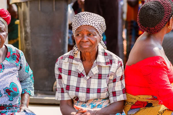 ナイジェリアのアブジャ 2023年1月9日 アフリカの患者が村の屋外で相談を受けています 地域社会のセラピストとのカウンセリングセッションの1つ — ストック写真