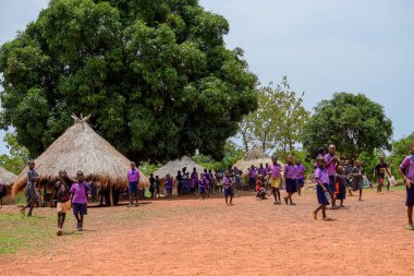 Abuja, Nijerya - 12 Haziran 2023: Kırsal kesimde Öğrenen Afrikalı Çocukların Portresi. Gülümseyen Afrikalı çocuklar okul üniforması giyiyorlar. Afrika Eğitimi.