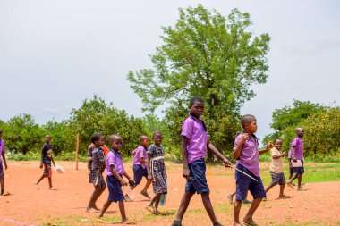 Abuja, Nijerya - 12 Haziran 2023: Kırsal kesimde Öğrenen Afrikalı Çocukların Portresi. Gülümseyen Afrikalı çocuklar okul üniforması giyiyorlar. Afrika Eğitimi.