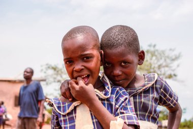 Abuja, Nijerya - 12 Haziran 2023: Kırsal kesimde Öğrenen Afrikalı Çocukların Portresi. Gülümseyen Afrikalı çocuklar okul üniforması giyiyorlar. Afrika Eğitimi.