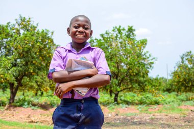 Abuja, Nijerya - 12 Haziran 2023: Kırsal kesimde Öğrenen Afrikalı Çocukların Portresi. Gülümseyen Afrikalı çocuklar okul üniforması giyiyorlar. Afrika Eğitimi.