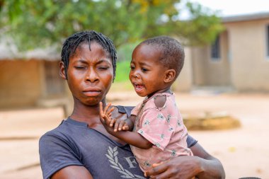 Abuja, Nijerya - 1 Mayıs 2023: Afrikalı Anne ve Çocuğun Portresi. Afrikalı çocuklarla rastgele samimi anlar. Mutlu Afrikalı Çocuk. Afrika 'da Çocuk Günü.