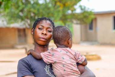 Abuja, Nijerya - 1 Mayıs 2023: Afrikalı Anne ve Çocuğun Portresi. Afrikalı çocuklarla rastgele samimi anlar. Mutlu Afrikalı Çocuk. Afrika 'da Çocuk Günü.