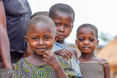 Abuja, Nijerya - 1 Mayıs 2023: Afrikalı Çocukların Portresi. Afrikalı çocuklarla rastgele samimi anlar. Mutlu Afrikalı Çocuk. Afrika 'da Çocuklar Günü.