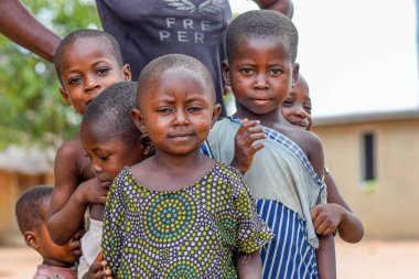 Abuja, Nijerya - 1 Mayıs 2023: Afrikalı Çocukların Portresi. Afrikalı çocuklarla rastgele samimi anlar. Mutlu Afrikalı Çocuk. Afrika 'da Çocuklar Günü.