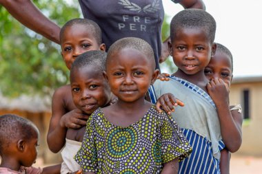 Abuja, Nijerya - 1 Mayıs 2023: Afrikalı Çocukların Portresi. Afrikalı çocuklarla rastgele samimi anlar. Mutlu Afrikalı Çocuk. Afrika 'da Çocuklar Günü.