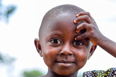 Abuja, Nijerya - 1 Mayıs 2023: Afrikalı Bir Çocuğun Portresi. Afrikalı çocuklarla rastgele samimi anlar. Mutlu Afrikalı Çocuk. Afrika 'da Çocuklar Günü