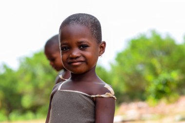 Abuja, Nijerya - 1 Mayıs 2023: Afrikalı Bir Çocuğun Portresi. Afrikalı çocuklarla rastgele samimi anlar. Mutlu Afrikalı Çocuk. Afrika 'da Çocuklar Günü