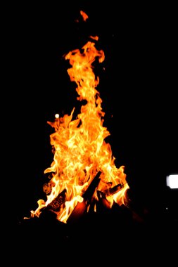 Ateş Kampı. Sparks 'la Bon Fire Night Outdoor' da parlıyor. Siyah Arkaplanda Turuncu-Sarı Ateş