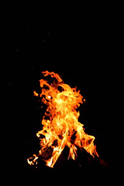 Ateş Kampı. Sparks 'la Bon Fire Night Outdoor' da parlıyor. Siyah Arkaplanda Turuncu-Sarı Ateş