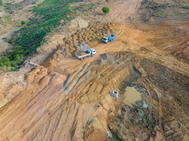 Quarry Kazı Alanında Ağır Kamyonlar. Afrika 'da Baraj Sulama İnşaatı.