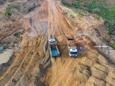 Quarry Kazı Alanında Ağır Kamyonlar. Afrika 'da Baraj Sulama İnşaatı.