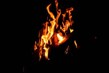 Ateş Kampı. Sparks 'la Bon Fire Night Outdoor' da parlıyor. Siyah Arkaplanda Turuncu-Sarı Ateş