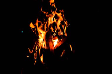 Ateş Kampı. Sparks 'la Bon Fire Night Outdoor' da parlıyor. Siyah Arkaplanda Turuncu-Sarı Ateş