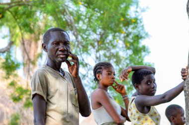 Abuja, Nijerya - 20 Haziran 2023: Covid 19 Toplum Duyarlılığı, Yerli Afrika Köylerinin Sağlık ve Su Hijyeni. Seçim Kampanyası Toplantısı. Kanser Farkındalığı Programı ve Güçlendirme