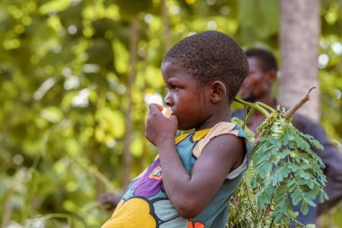 Abuja, Nijerya - 12 Haziran 2023: Afrikalı Bir Çocuğun Portresi. Afrikalı çocuklarla rastgele samimi anlar. Mutlu Afrikalı Çocuk. Afrika 'da Çocuk Günü.
