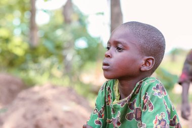 Abuja, Nijerya - 12 Haziran 2023: Afrikalı Bir Çocuğun Portresi. Afrikalı çocuklarla rastgele samimi anlar. Mutlu Afrikalı Çocuk. Afrika 'da Çocuk Günü.