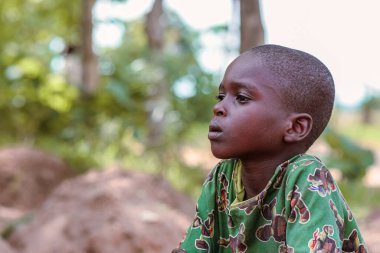 Abuja, Nijerya - 12 Haziran 2023: Afrikalı Bir Çocuğun Portresi. Afrikalı çocuklarla rastgele samimi anlar. Mutlu Afrikalı Çocuk. Afrika 'da Çocuk Günü.