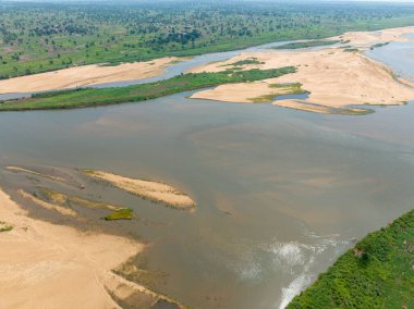 Ormanla çevrili büyük bir su kütlesi. Su yolunu boşaltın. Afrika Kum Sahili. Batı Afrika 'daki Kastina-Ala Nehri