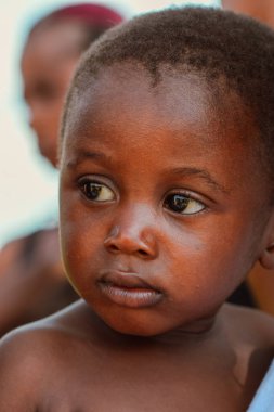 Nijerya - 20 Haziran 2023: Afrikalı şirin bir kızın portresi 