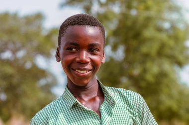 Abuja, Nijerya - 12 Haziran 2023: Afrikalı Çocuklar Kırsal Toplulukta Öğreniyor. Gülümseyen Afrikalı çocuklar okul üniforması giyiyorlar. Afrika Eğitimi.