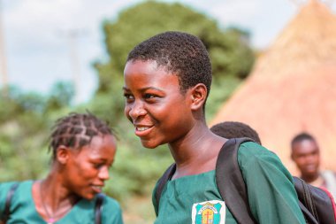 Abuja, Nijerya - 12 Haziran 2023: Afrikalı Çocuklar Kırsal Toplulukta Öğreniyor. Gülümseyen Afrikalı çocuklar okul üniforması giyiyorlar. Afrika Eğitimi.