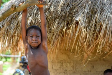 Abuja, Nijerya - 12 Haziran 2023: Afrikalı Çocuklar Kırsal Toplulukta Öğreniyor. Gülümseyen Afrikalı çocuklar okul üniforması giyiyorlar. Afrika Eğitimi.